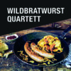 Wildbratwurst-Quartett mit vier Wurstsorten: Bratwurst, Merguez, Käsegriller und Chorizo Cheddar auf Holzbrett mit Kräutern