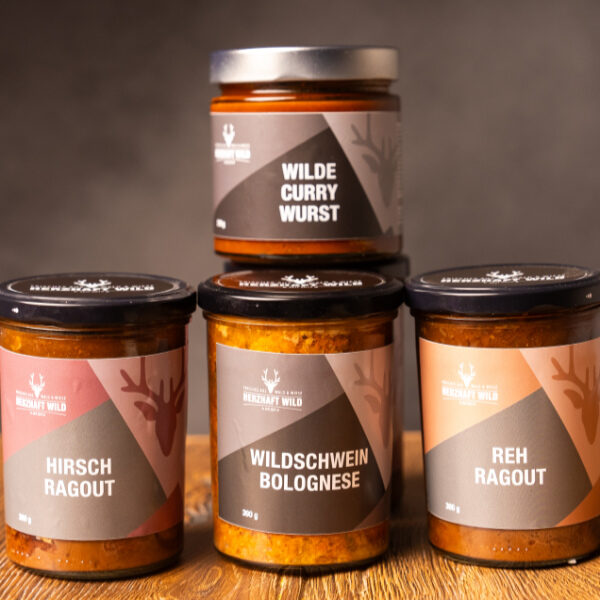 Wild Küche Genusspaket mit vier Gläsern: Rehragout, Hirschragout, Wildschweinbolognese und Wilde Currywurst von Herzhaft Wild