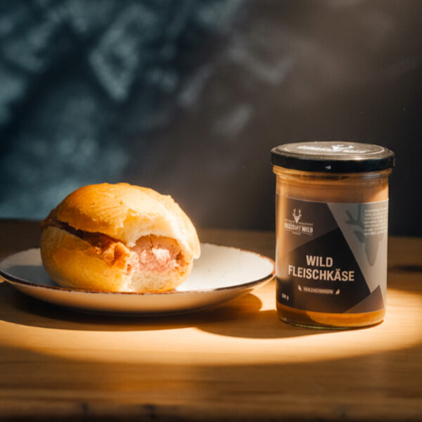 Wilder Ofenfleischkäse, langsam aus dem Glas geschoben, saftig und aromatisch mit goldbrauner Kruste