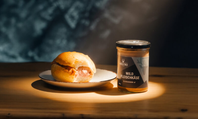 Wilder Ofenfleischkäse, langsam aus dem Glas geschoben, saftig und aromatisch mit goldbrauner Kruste