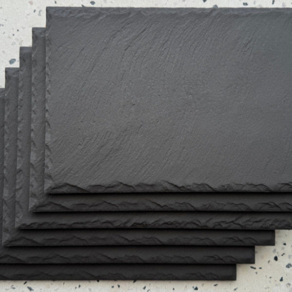 Sechs SLAIRE Keramik-Servierplatten in täuschend echter Schieferoptik, stilvoll arrangiert